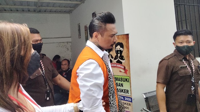 Jerinx Tanpa Gunakan Masker Usai PN di Denpasar (Angga Riza-detikcom)