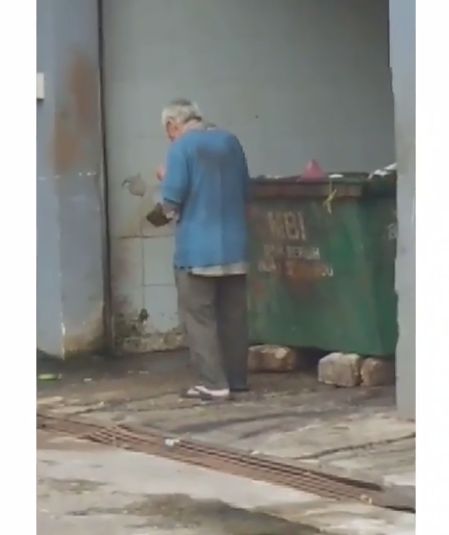 Miris! Kakek Ini Pungut Sisa Makanan dari Tempat Sampah