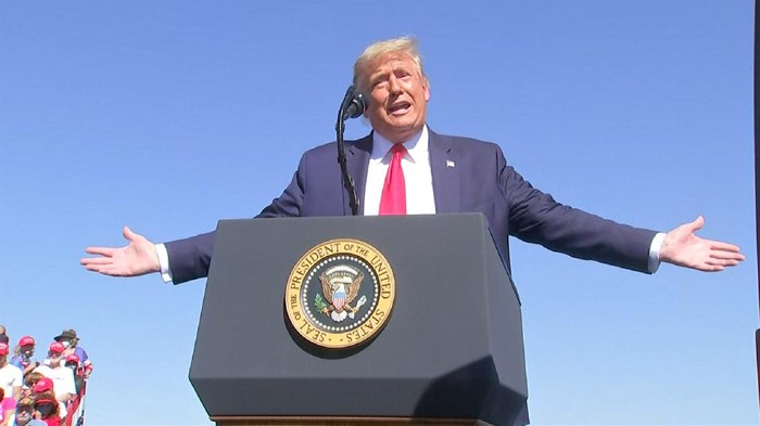 Presiden Amerika Serikat sekaligus petahana Donald Trump berupaya keras mendongkrak pendukungnya dua minggu sebelum hari pemilihan. Trump kembali menyerang Joe Biden di hadapan pendukungnya yang berkerumun mesti di tengah pandemi, juga media CNN.