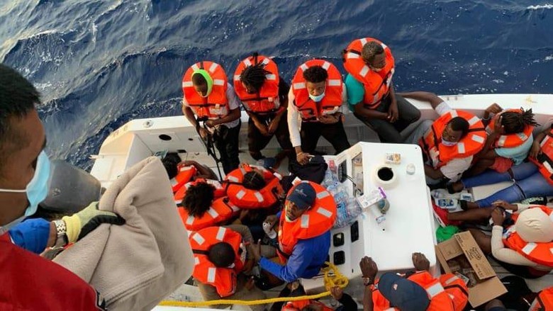 Kapal pesiar menolong orang Kapal pesiar menolong orang