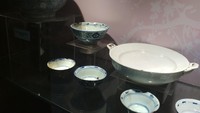 Peninggalan itu seperti mangkuk besar (ming), graken tempat jamu, dan lainnya. Selain itu, ada juga gelas kecil berbahan keramik seperti yang digunakan para bangsawan saat meminum teh. 