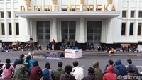 Pantauan detikcom, Selasa (20/10/2020), aksi ini menutup Jalan Raya Asia Afrika, Kota Bandung.