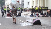 Aksi tersebut, mendapatkan pengawalan ketat pihak kepolisian.