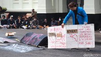 Dalam aksinya, keranda mayat dengan kain hitam bertuliskan DPR WAFAT diboyong dalam aksi ini. Selain itu, tulisan-tulisan penolakan terhadap undang-undang ini yang dituangkan dalam sepanduk digelar di tengah jalan.