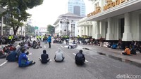 Tak hanya itu, para mahasiswa ini membuka almamater, sebagai bentuk kebersamaan dan dengan tujuan aksi yang sama, menolak Omnibus Law Cipta Kerja.