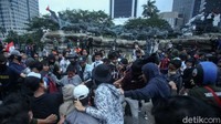 Tak sedikit dari mereka mengaku kehilangan handphone hingga dompet.