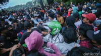 Beberapa tersangka yang kedapatan tengah beraksi langsung dihajar massa.