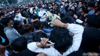 . Massa melakukan pemukulan kepada tersangka pencopet dan penjambret di Patung Kuda, Jakarta, Selasa (20/10/2020).