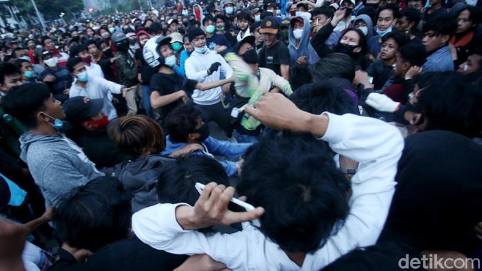 Ketika Copet Berulah di Tengah Demo Patung Kuda Aksi demonstrasi tak lepas dari aksi pencopet dan penjambret yang beraksi ditengah-tengah pendemo. Ini akibatnya jika masih nekat.