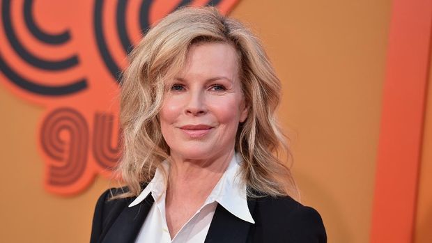Kim Basinger arrives at the Los Angeles premiere of 