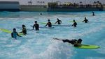 Foto: Bukan Pantai Sungguhan, Ini Kolam Ombak Terbesar di Dunia