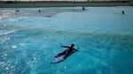 Foto: Bukan Pantai Sungguhan, Ini Kolam Ombak Terbesar di Dunia
