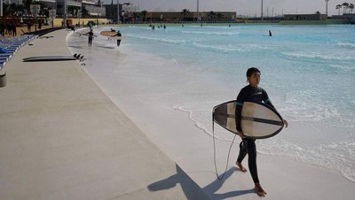 Foto: Bukan Pantai Sungguhan, Ini Kolam Ombak Terbesar di Dunia