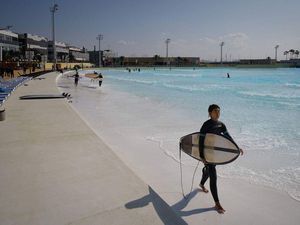 Foto: Bukan Pantai Sungguhan, Ini Kolam Ombak Terbesar di Dunia