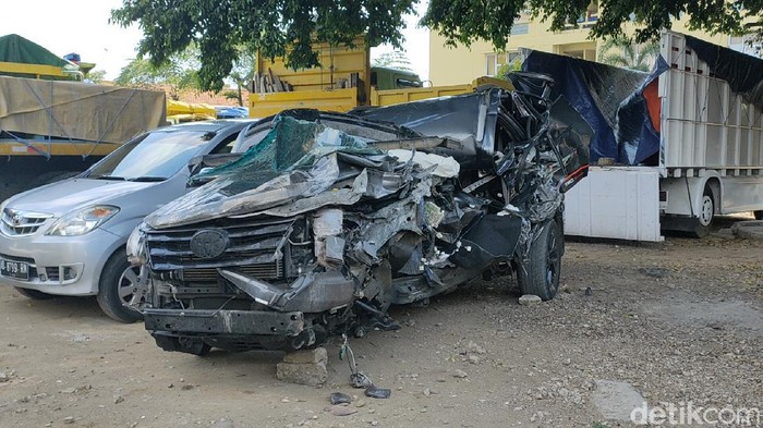 Kondisi mobil Ketua DPC Gerindra sekaligus Wakil Ketua DPRD Kabupaten Pekalongan, Nunung Sugiantoro (40), tewas usai kecelakaan di Tol Solo-Ngawi KM 542, Sragen, Selasa (20/10/2020).