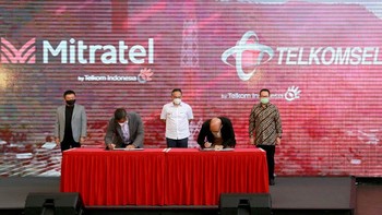 Direktur Utama Telkom Group Ririek Adriansyah, Direktur Utama Mitratel Theodorus Ardi Hartoko, Wakil Menteri BUMN II RI Kartika Wirjoatmodjo, Direktur Utama Telkomsel Setyanto Hantoro dan Komisaris Utama Telkom Group Rhenald Kasali di acara penandatanganan Perjanjian Jual Beli Bersyarat (Conditional Sale and Purchase Agreement/CSPA) antara PT Telekomunikasi Selular (Telkomsel) dengan PT Dayamitra Telekomunikasi (Mitratel) untuk pengalihan kepemilikan sebanyak 6.050 menara telekomunikasi milik Telkomsel kepada Mitratel di Jakarta, Selasa (20/10). Foto: dok. TelkomGroup
