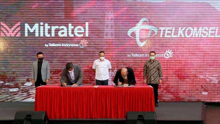 Konsolidasi Menara TelkomGroup Perkuat Transformasi jadi Perusahaan Telekomunikasi Terdepan Telkomsel mendukung kesepakatan ini sebagai komitmen untuk melanjutkan transformasi perusahaan guna memperkuat penataan portofolio TelkomGroup mengalihkan kepemilikan 6.050 menara ke Mitratel.