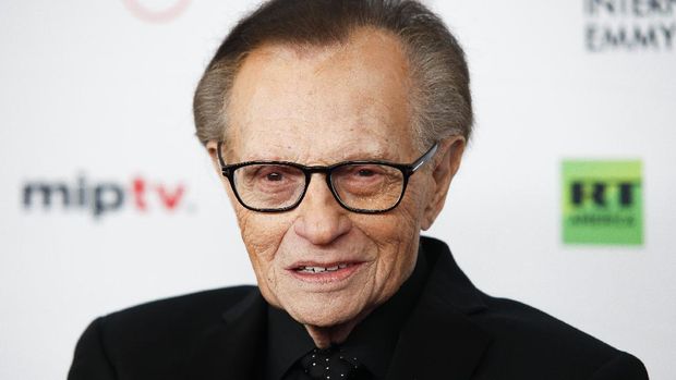 Larry King attends the 45th International Emmy Awards at the New York Hilton on Monday, Nov. 20, 2017, in New York. (Photo by Andy Kropa/Invision/AP)