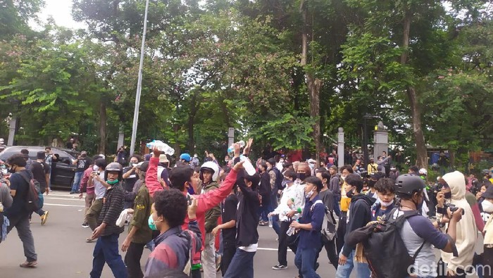 Long March ke Patung Kuda, Sekelompok Remaja Sempat Cekcok dengan Petugas