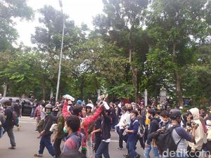 Long March ke Patung Kuda, Sekelompok Remaja Sempat Cekcok dengan Petugas