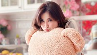 Mulai dari yang gemas sedang memeluk Teddy Bear yang bikin kamu ingin didekap juga. (Foto: dok. Instagram @mahaliniraharja)