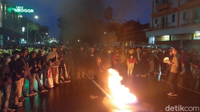 Mahasiswa Demo di Istana Bogor