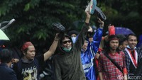 Hujan yang mengguyur Kota Bandung sore itu tak menghentikan niat para demonstran untuk menyuarakan aspirasi mereka di depan gedung dewan. 