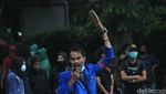 Mahasiswa di Bandung Ramai-ramai Angkat Sepatu