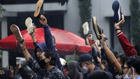 Ini momen saat para mahasiswa angkat sepadu dalam aksi unjuk rasa.