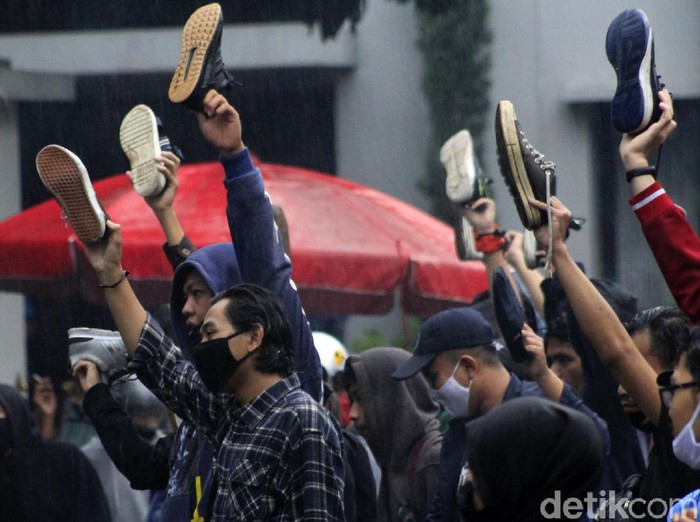 Ratusan mahasiswa yang tergabung dalam Mahasiswa Indonesia Mengguggat (MIM) mengepung Gedung DPRD Jabar. Dalam aksinya mahasiswa terlihat angkat sepatu.