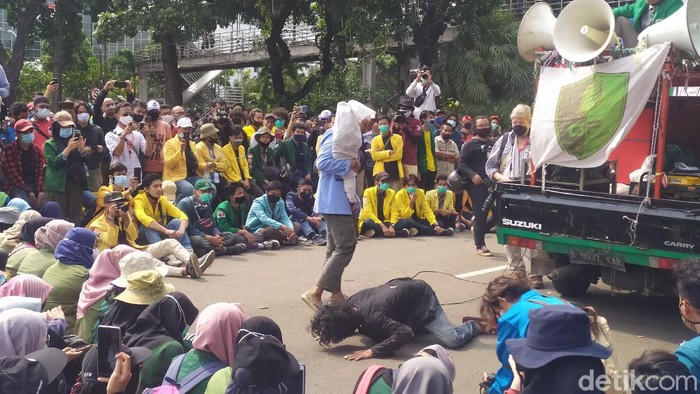 Mahasiswa gelar aksi teatrikal di sela demonstrasi tolak UU Cipta Kerja