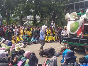 Demo di Patung Kuda, Massa Mahasiswa Gelar Aksi Teatrikal