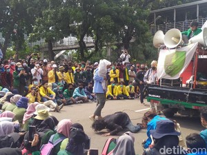 Demo di Patung Kuda, Massa Mahasiswa Gelar Aksi Teatrikal