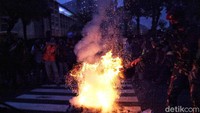 Usai membukarkan massa, para personel ini juga memadamkan ban yang dibakar massa.