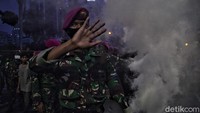 Usai memadamkan ban, mereka terus membujuk massa aksi untuk membubarkan diri.