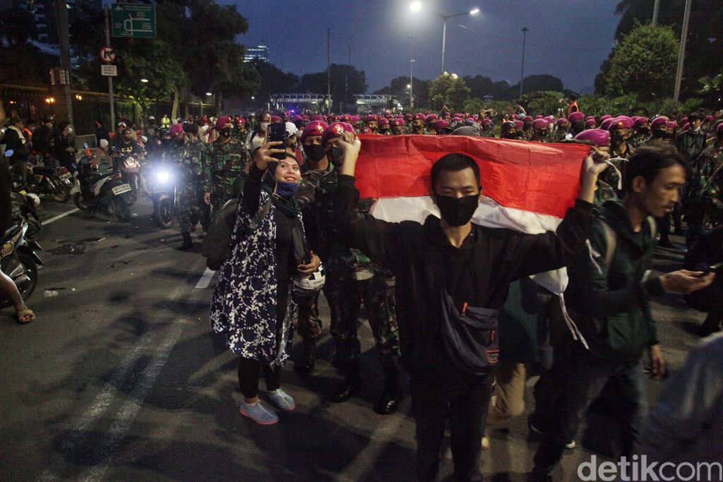 Sejumlah pasukan Marinir TNI AL mulai membubarkan massa tolak Omnibus Law di kawasan Thamrin, Jakarta.
