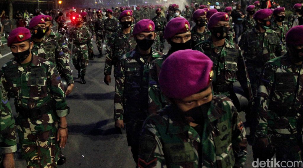 Sejumlah pasukan Marinir TNI AL mulai membubarkan massa tolak Omnibus Law di kawasan Thamrin, Jakarta.
