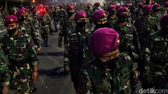 Sejumlah pasukan Marinir TNI AL mulai membubarkan massa tolak Omnibus Law di kawasan Thamrin, Jakarta.