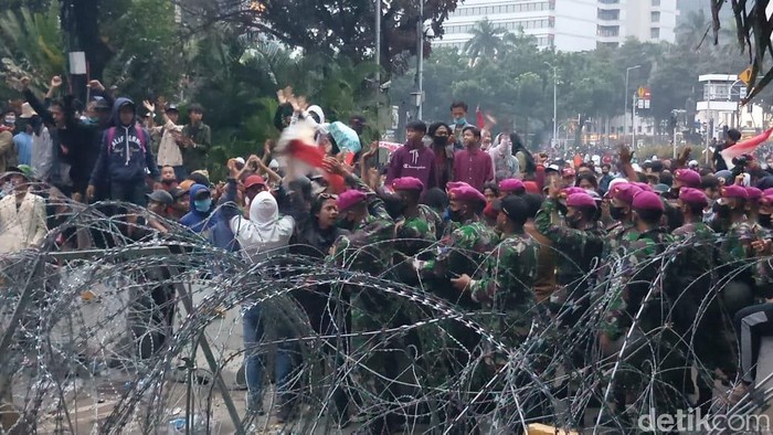 Marinir bujuk massa remaja di Patung Kuda