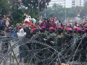 Dibujuk Marinir, Massa Remaja di Patung Kuda Mulai Bubarkan Diri