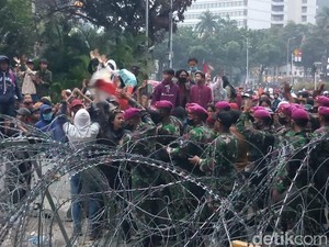Dibujuk Marinir, Massa Remaja di Patung Kuda Mulai Bubarkan Diri