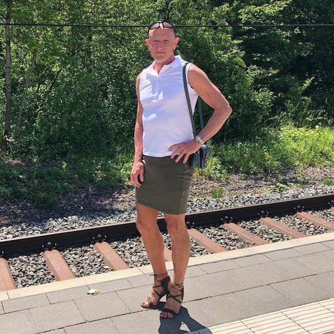 Pun pekerjaan Mark sangat berhubungan dengan dunia pria. Dia adalah seorang pelatih sepak bola.  Foto: dok. Instagram @markbryan911