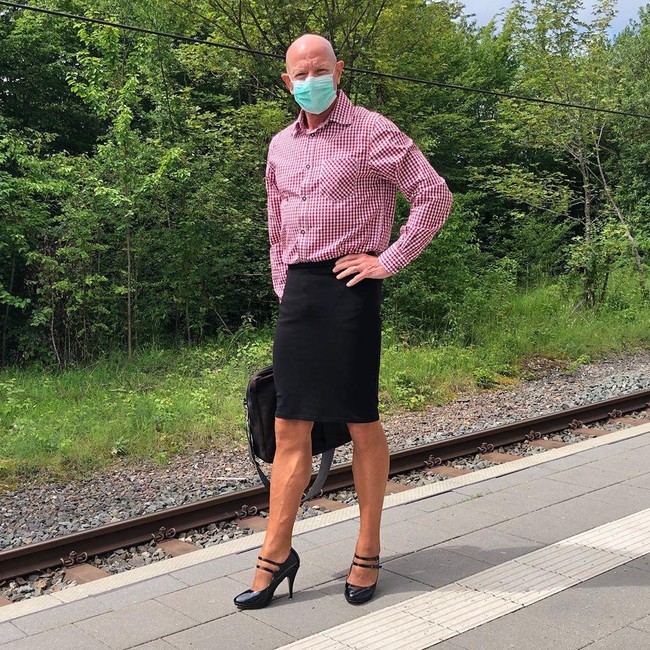 Aku tidak berpakaian untuk menjadi seksual, tapi berpakaian seperti wanita profesional. Bagiku, pakaian tidak memiliki gender, urai pria berkepala botak itu.  Foto: dok. Instagram @markbryan911