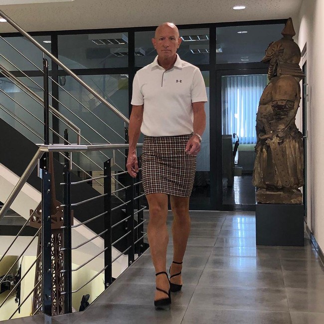 Aku berpakaian seperti ini karena aku bisa. Hanya untuk jadi berbeda, ujar Mark kepada Bored Panda.  Foto: dok. Instagram @markbryan911