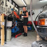 Tak hanya saat di kantor saja menggunakan rok, Mark bahkan menggunakannya saat di rumah. Seperti dalam foto ini, saat membereskan garasinya, outfitnya tetap konsisten dengan rok.  Foto: dok. Instagram @markbryan911