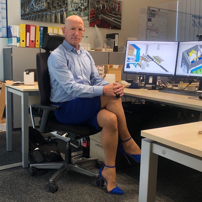 Aku selalu mengagumi wanita yang mengenakan rok ketat dan high heels. Bukan secara seksual, namun kekuatan yang mereka tunjukkan, jelas Mark.  Foto: dok. Instagram @markbryan911