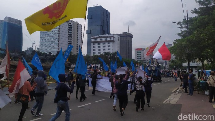 Massa buruh bubar dari Patung Kuda pada pukul 16.10 WIB