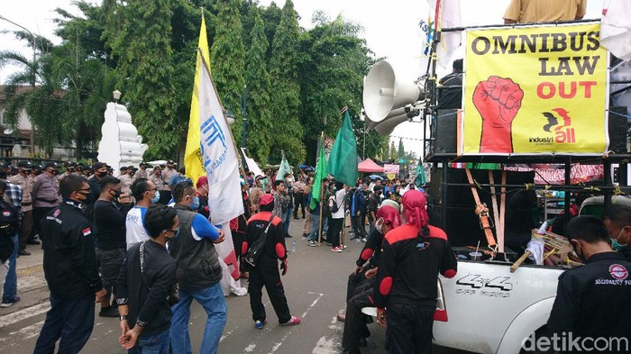 Massa buruh dan mahasiswa berdemo di depan kantor Wali Kota Cilegon meminta omnibus law dicabut (M Iqbal/detikcom).