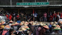 Berbeda dengan para mahasiswa yang menduduki Patung Kuda, para massa buruh memilih kawasan Tugu Tani untuk orasi.
