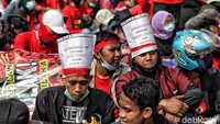 Beberapa massa aksi terlihat mengenakan atribut yang unik.